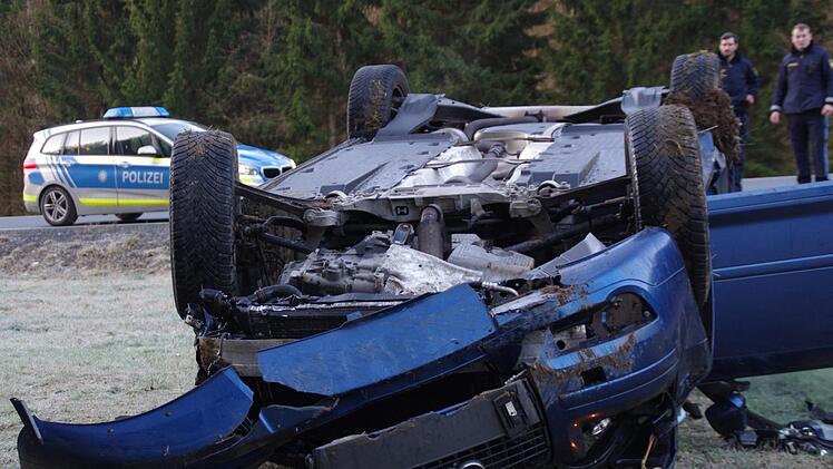 Das Unfallfahrzeug blieb nach dem Überschlag einige Meter von der Kreisstraße 3 entfernt auf einer Wiese liegen. Foto: Marco Meißner
