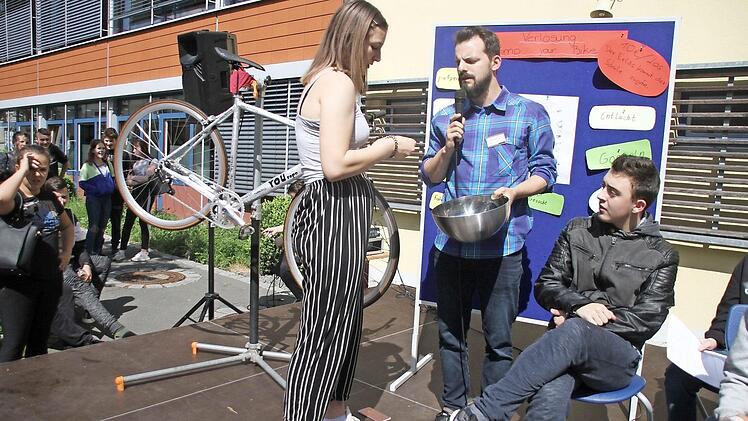 Fabian Fischer ließ durch eine Glücksfee den Gewinner ziehen. Gewonnen hat, weil der Erstgezogene nicht kam, dann wohl eine Lehrerin.  Foto: mb