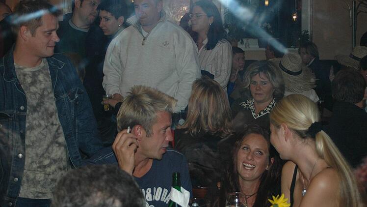 Im Jahr 2004 hat alles begonnen (hier im Kreis'l),  seit  2005 machen es die Wirte  selbst. Archiv