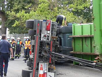 Auf der Seite blieb die Zugmaschine liegen. Der Fahrer des Lasters wurde leicht verletzt.  Christian Licha