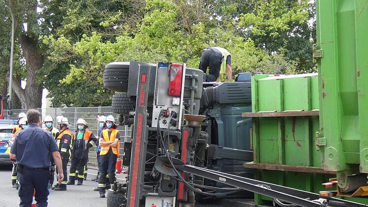 Auf der Seite blieb die Zugmaschine liegen. Der Fahrer des Lasters wurde leicht verletzt.  Christian Licha