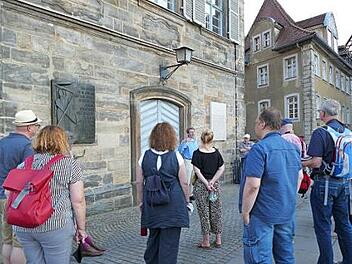 Die beiden Gedenktafeln am Alten Rathaus an der Unteren Brücke zeigen auch die Entwicklung in der Nachkriegsgeschichte auf.