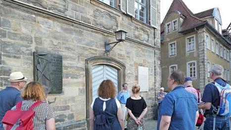 Die beiden Gedenktafeln am Alten Rathaus an der Unteren Brücke zeigen auch die Entwicklung in der Nachkriegsgeschichte auf.