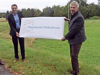 Andreas Skoberne (von links), Bürgermeister Jörg Neubauer und Andreas Förner würden sich freuen, wenn das Projekt "Pflege-Quartier Weißenbrunn" am Dienstag im Gemeinderat befürwortet wird, damit das Projekt zügig angegangen werden kann. Baurechtlich sind keine Einschränkungen zu erwarten, da der Bebauungsplan Sondergebiet bereits genehmigt wurde.  Foto: K- H. Hofmann