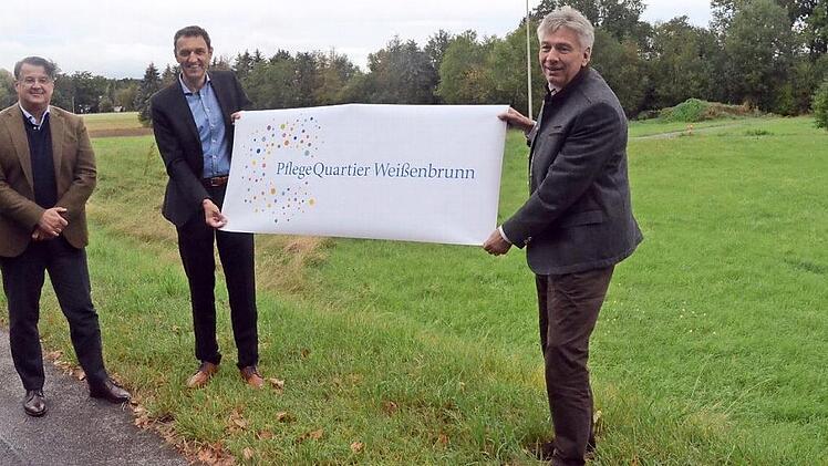 Andreas Skoberne (von links), Bürgermeister Jörg Neubauer und Andreas Förner würden sich freuen, wenn das Projekt "Pflege-Quartier Weißenbrunn" am Dienstag im Gemeinderat befürwortet wird, damit das Projekt zügig angegangen werden kann. Baurechtlich sind keine Einschränkungen zu erwarten, da der Bebauungsplan Sondergebiet bereits genehmigt wurde.  Foto: K- H. Hofmann