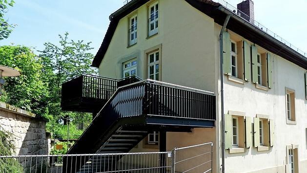 F&uuml;r die vor&uuml;bergehende Unterbringung des Kindergartens wurde am Kantorat als Teil eines Brandschutz- und Fluchtwegekonzepts die Anbringung einer neuen Au&szlig;entreppe notwendig.