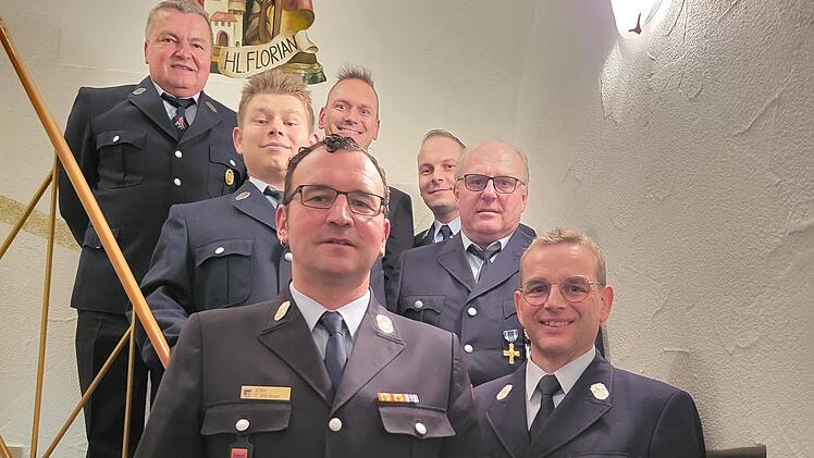 Generationenwechsel bei der Feuerwehr: Kreisbrandmeister Torsten Büchner (vorne llinks), Matthias Reuter (vorne rechts), (2. Reihe von links) Philipp Henz und Lothar Henz sowie (letzte Reihe von links) Christian Schmitt, Bürgermeister Mario Götz ...