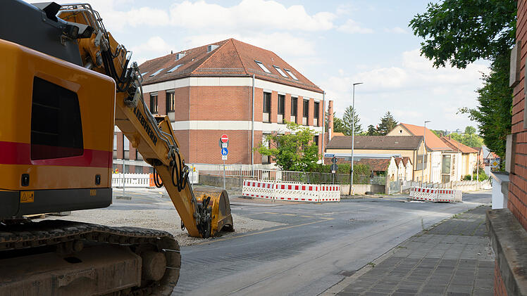 Schwabach: Nach schwerem Wasserrohrbruch - erste Stra&szlig;enbauarbeiten beginnen