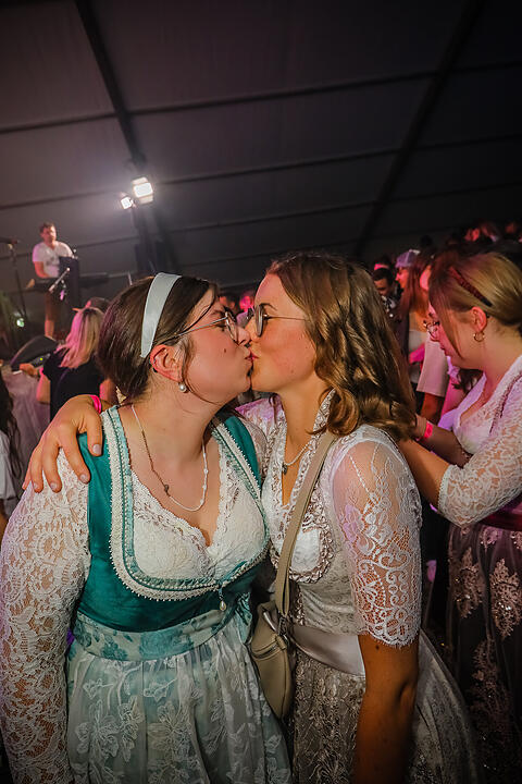 Samstagsparty im Festzelt!