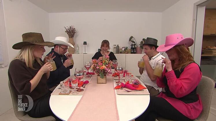 Zu Ehren des amerikanischen Men&uuml;s von Katrin (Mitte) tragen Franzi, Gabriel, Tim und Maike (von links) Cowboyh&uuml;te.