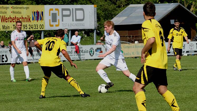 An der Strafraumgrenze ist hier Endstation für den Sander Stefan Krines (3. von links), denn die Trogener Martin Weiß (2. von links) und Torsten Drechsel (2. von rechts) schirmen ihn gut ab; links der Sander Kapitän Daniel Rinbergas. Foto: Günther Geiling