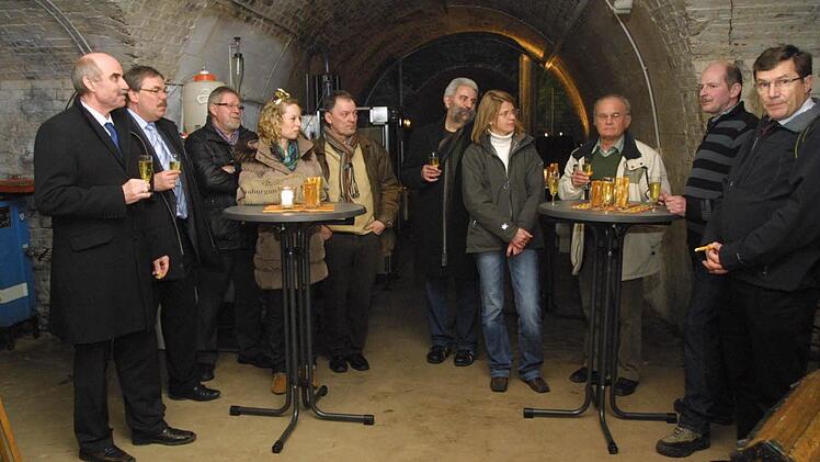 Schon eine Weile her: Im Stollen von Ebelsbach präsentierte Martin Fischer (Zweiter von rechts) seinen edlen Frankensekt. Von links Weinbau-Präsident Artur Steinmann, der Sander Bürgermeister Bernhard Ruß, Gerhard Zösch, die ehemalige Weinkönigin Yvonne Ziegler, Zweiter Bürgermeister Willi Fuß, Knetzgau, Walter Martin, Regionalmanagerin Ulla Schmitt, Rudi Ruß, Martin Fischer und Ebelsbachs Bürgermeister Walter Ziegler.