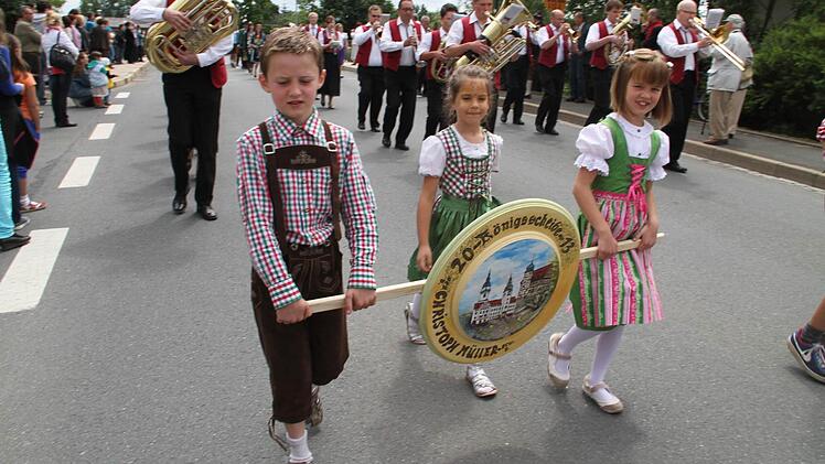 Der Zug bot ein farbenprächtiges Bild.