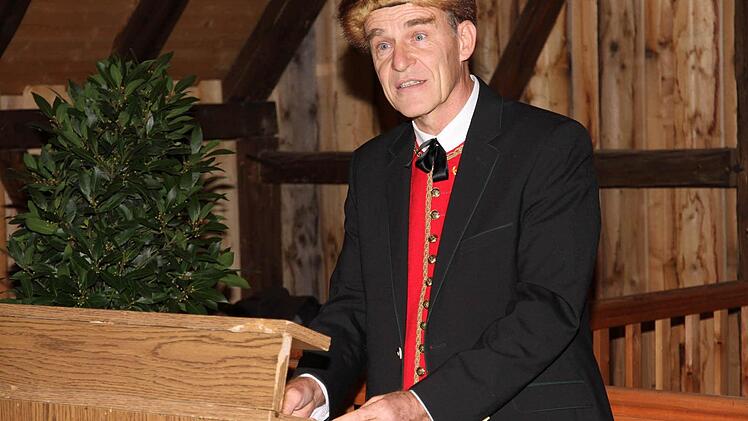 Hausens Bürgermeister Renker warf sich für die Festrede in Tracht.