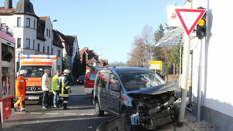 Am Montag gegen 11.05 Uhr kam es an der Kreuzung Stöhrstraße/Rodacher Straße in Kronach zu einem schweren Verkehrsunfall. Foto: Vanessa Schneider