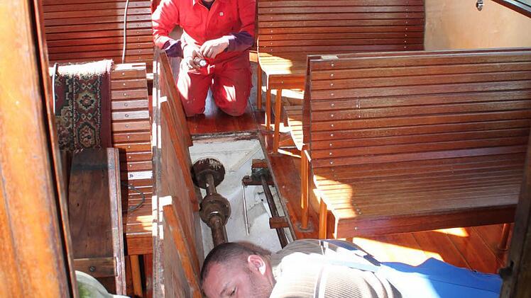 Die Kapitäne Norbert Gerner und Mario Dörr suchen unter den Planken nach dem Leck. Foto: Thomas Mäuser
