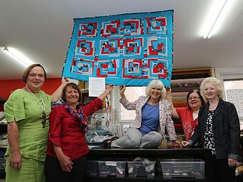 Hilde Schmittwolf, Anneliese Kraus, Dorle Frank, Helmi Rümmer und Rose Blenk (v. l.) sind enthusiastisch bei der Sache. Fotos: Barbara Herbst