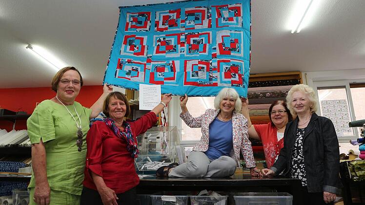 Hilde Schmittwolf, Anneliese Kraus, Dorle Frank, Helmi Rümmer und Rose Blenk (v. l.) sind enthusiastisch bei der Sache. Fotos: Barbara Herbst