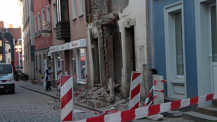 ... und Mauerteile auf Straße und Gehsteig fallen, sperrt die Polizei die Buchbindergasse.  Foto: Jochen Nützel