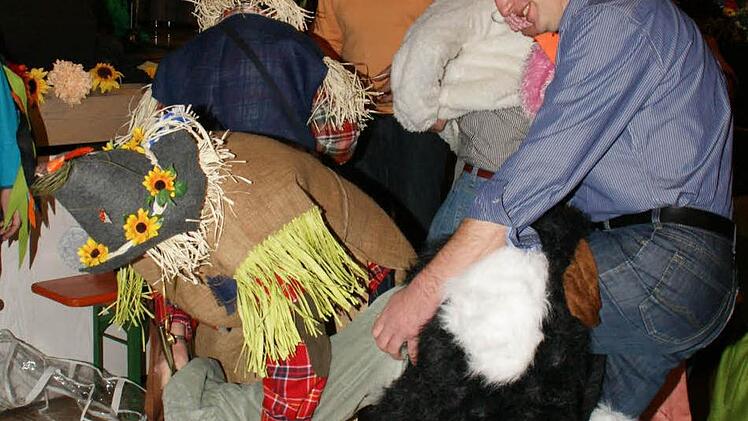 Fast wäre es nicht gelungen, Bürgermeister Michael Ziegler in einen Vogel Strauß zu verwandeln, das Kostüm sträubte sich.