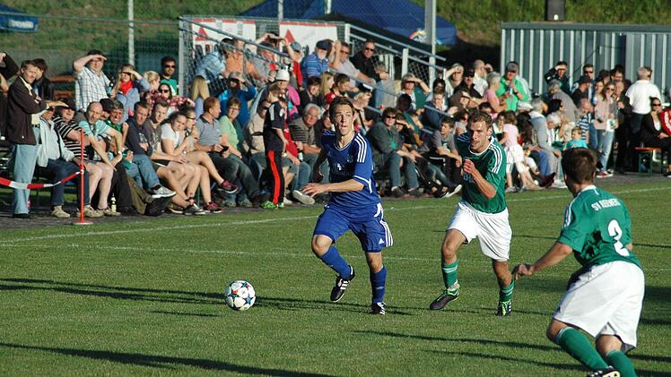 Szene aus dem Eröffnungsspiel zwischen dem SV Riedenberg (grünes Trikot) und dem TSV Münnerstadt (3:1). Foto: Sebastian Schmitt