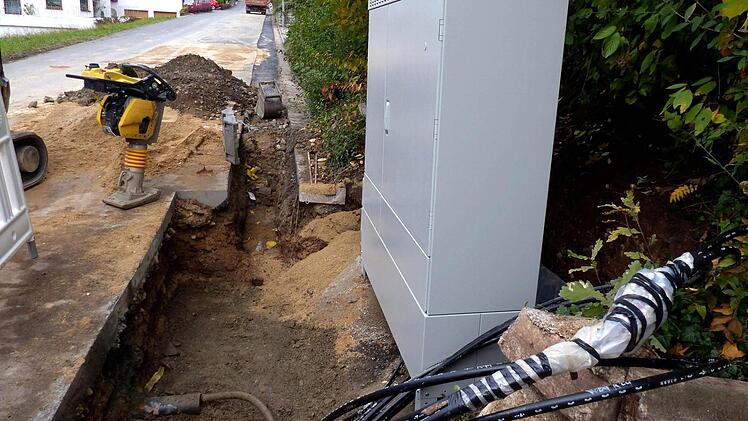 In der Hangstraße wurde ein neues Multifunktionsgehäuse aufgestellt, in dem das schnelle Internet umgesetzt wird. Fotos: Dieter Hübner