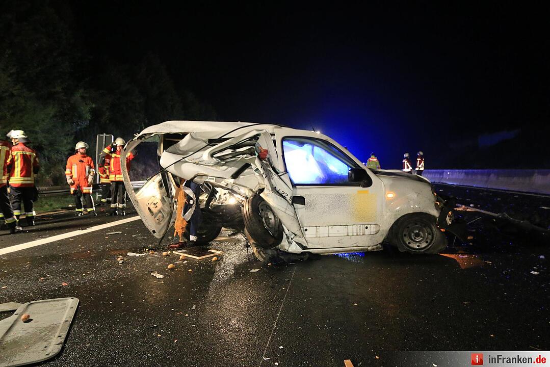 Autobahn gleicht auf 300 Metern einem Truemmerfeld - Eine der drei Schwerverletzten verstirbt im Krankenhaus