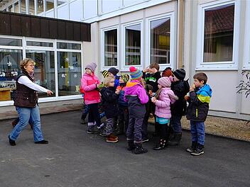 Der Hof am mittleren Eingang zur Grundschule Dittlofsroda soll zur Pausen-Aula werden. Foto: Gerd Schaar