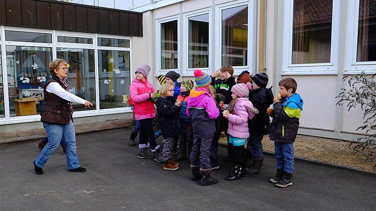 Der Hof am mittleren Eingang zur Grundschule Dittlofsroda soll zur Pausen-Aula werden. Foto: Gerd Schaar