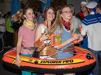 Da war leider kein Platz mehr in dem Gummiboot, mit dem die drei Schönen in See stachen.  Fotos: Klaus Gagel
