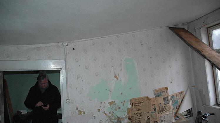 Aufgrund der Änderungen an der Dachkonstruktion Ende des 18. Jahrhunderts nahm die Statik (schiefe Wände und Decke) Schaden und muss wieder gesichert werden. Dies wurde vor allem in den oberen Stockwerken sichtbar. Foto: Edwin Meißinger
