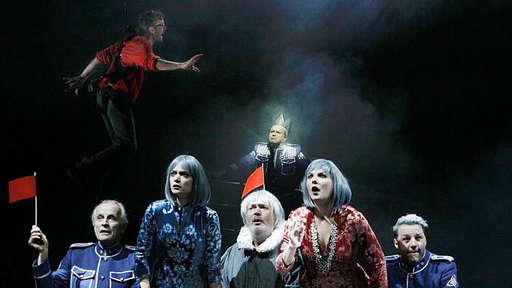 Während Orlando (Julian Keck) schwebend zum Kampf ansetzt, verharren (v. l.) Le Beau (Jochen Kuhl), Celia (Lilly Gropper), Touchstone (Frank Damerius), hinten der neue Herzog (Pius Maria Cüppers), Rosalinde (Josephine Köhler), Oliver (Marco Steeger) bass erstaunt.  Foto: Marion Bührle
