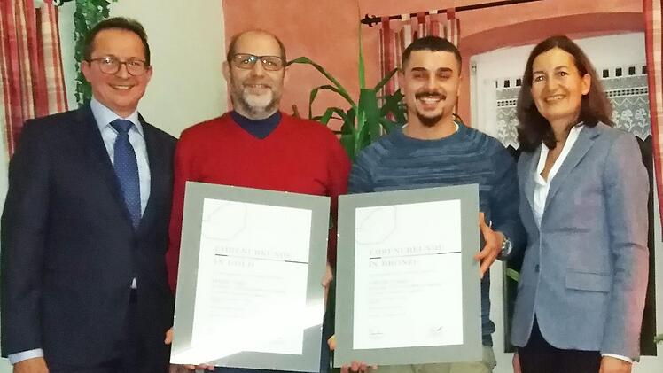 Betriebsehrungen bei Fahrzeugbau Hofmann (von links): Geschäftsführer Peter Hofmann, Gernot Vogel, Can Eraslan und Monika Hofmann