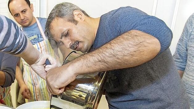 Eine gro&szlig;e Vielfalt zauberten die K&ouml;che und Helfer auf den Tisch, und es schmeckte.  Foto: Rudolf Hein
