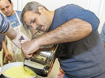 Eine gro&szlig;e Vielfalt zauberten die K&ouml;che und Helfer auf den Tisch, und es schmeckte.  Foto: Rudolf Hein