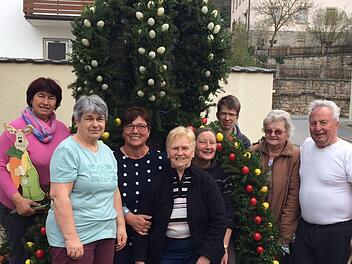 Der Brunnen in Ramsthal wurde geschmückt: Helene Greubel (von links), Evi Greubel, Monika Neder, Erika Wahler, Martha Warmuth, Sabrina Strauß, Marianne Vierheilig und Armin Greubel.  Foto: Andreas Lomb