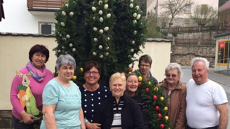 Der Brunnen in Ramsthal wurde geschmückt: Helene Greubel (von links), Evi Greubel, Monika Neder, Erika Wahler, Martha Warmuth, Sabrina Strauß, Marianne Vierheilig und Armin Greubel.  Foto: Andreas Lomb