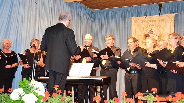 Der Folklorechor Foto: Arthur Stollberger