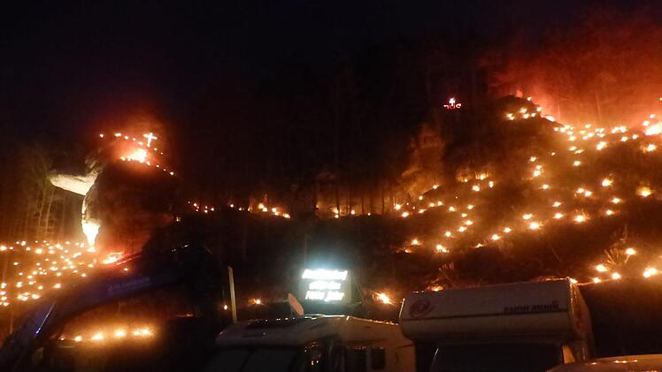 Rund 5000 Menschen erlebten in Nankendorf (Stadt Waischenfeld)  die Lichterprozession mit über 5000  Lichtern im Ort und an den Berghängen. Foto: Thomas Weichert