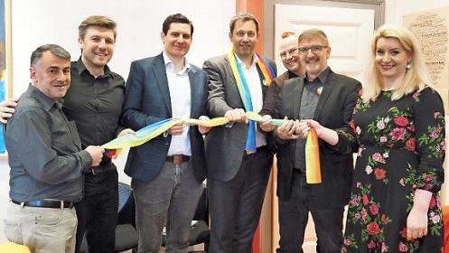 Bei der Veranstaltung von "Coburg ist bunt" wirkten mit (von links): Ilhan Birinci (Türkisch-Islamischer Kulturverein), Jens Hartmann (Sonneberg), Dominik Sauerteig, Lars Klingbeil, Gewerkschafter Sandro Witt, MdL Michael Busch und Franziska Bartl.  Foto: Christoph Winter