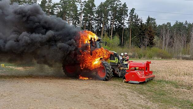 Herpersdorf: Spektakulärer Feuerwehr-Einsatz - Traktor gerät in Vollbrand