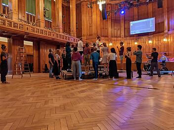 Die Gruppe des Stegreif-Orchesters bei der Probe am Mittwoch - noch ohne Instrumente. Hier üben sie die Teile ihres Auftrittes, die als gut durchtaktete Parts zwischen den Improvisationen eine Struktur geben.