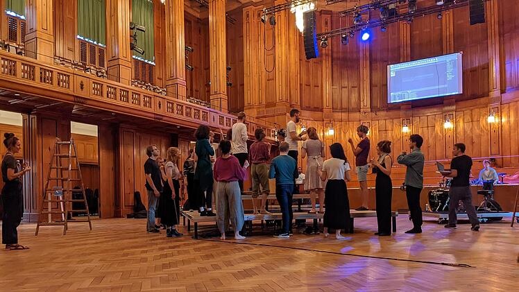 Die Gruppe des Stegreif-Orchesters bei der Probe am Mittwoch - noch ohne Instrumente. Hier üben sie die Teile ihres Auftrittes, die als gut durchtaktete Parts zwischen den Improvisationen eine Struktur geben.