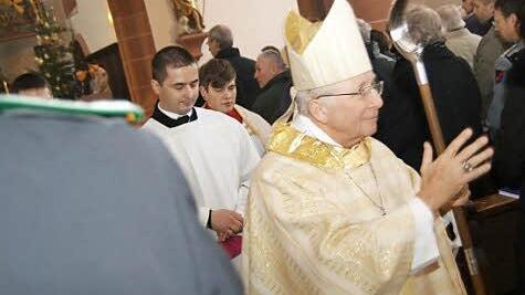 Weihbischof Ulrich Boom segnet die Kirchgänger.