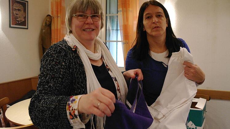 Elli Lummel-Müller und Christine Vogler haben alle Sternsinger eingekleidet und machen sich nun ans Aufräumen. Foto: Stephanie Elm