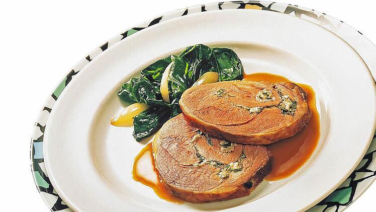 Eine Spezialität: Lammkeule mit Spinat-Käse-Füllung.  Foto: Naturpark Altmühltal/Regionalinitiative Altmühltaler Lamm
