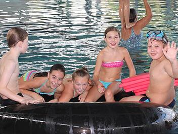 Die Grundschule Hammelburg bietet durchgehend von der 1. bis zur 4. Jahrgangsstufe Schwimm-Unterricht an. Alle vier Wochen können sich die Schüler eine Stunde lang ans Wasser gewöhnen, in dieser Woche waren unter anderem Schüler der 4aG an der Reihe. Foto: Katharina Zimmermann