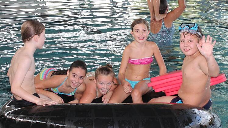 Die Grundschule Hammelburg bietet durchgehend von der 1. bis zur 4. Jahrgangsstufe Schwimm-Unterricht an. Alle vier Wochen können sich die Schüler eine Stunde lang ans Wasser gewöhnen, in dieser Woche waren unter anderem Schüler der 4aG an der Reihe. Foto: Katharina Zimmermann