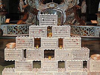Eine Klagemauer wurde in der Basilika Vierzehnheiligen aufgebaut, in der die Trauernden rote Kärtchen mit den Namen der Verstorbenen steckten. Foto: Andreas Welz