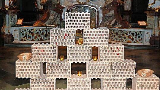 Eine Klagemauer wurde in der Basilika Vierzehnheiligen aufgebaut, in der die Trauernden rote Kärtchen mit den Namen der Verstorbenen steckten. Foto: Andreas Welz